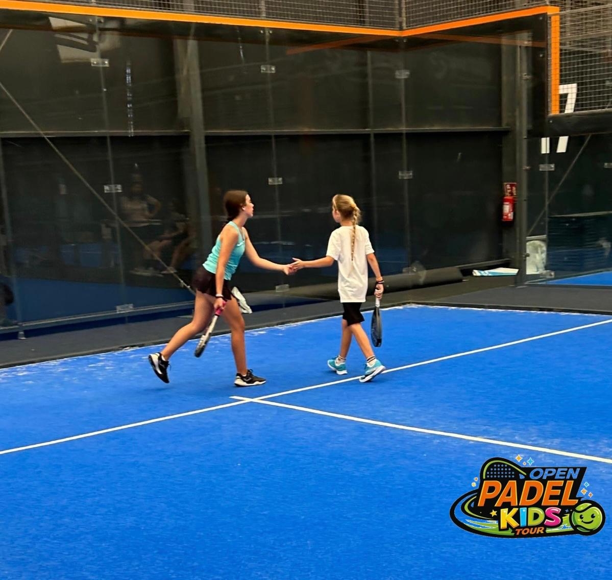 Jugadoras de la cantera de Ragoma Pádel saludándose en la pista