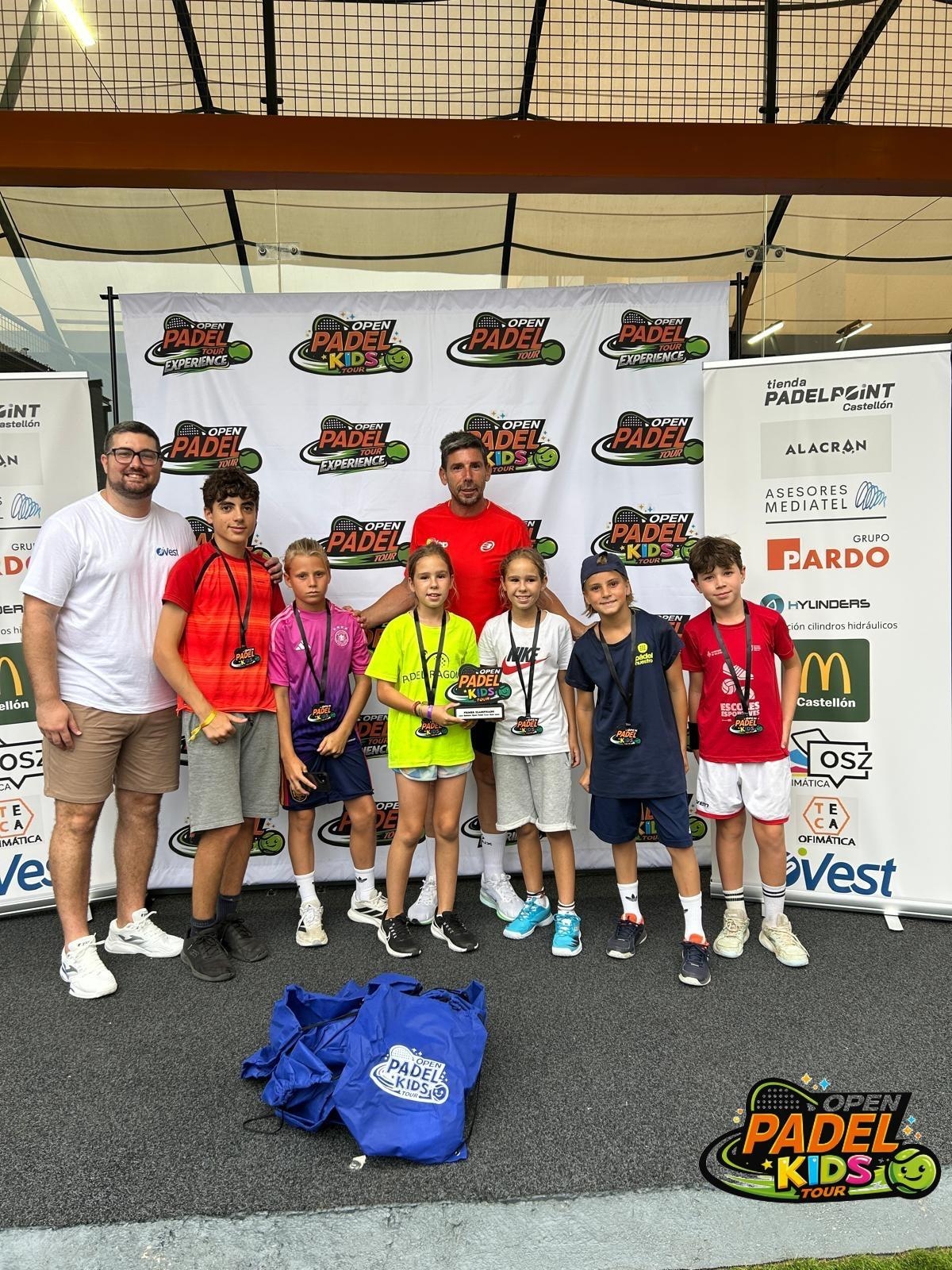 Equipo de menores de Ragoma Pádel en la Final Fest de Open Padel Kids Tour